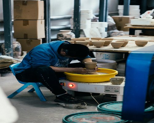 Artisan céramiste travaillant dans un atelier