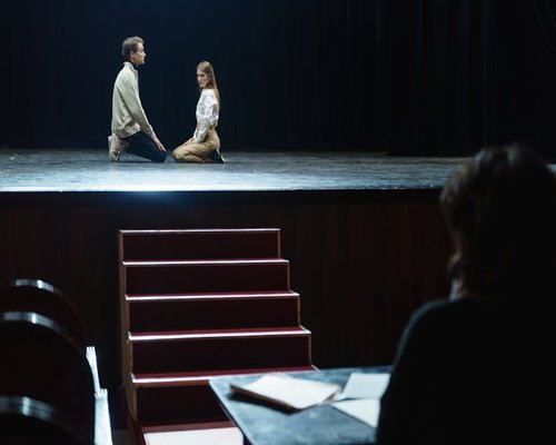 Scène de théâtre dramatique en représentation