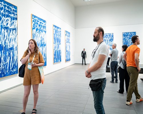 Visiteurs observant des œuvres contemporaines dans une galerie