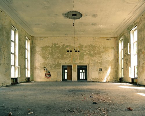Intérieur d’usine abandonnée avec peinture écaillée
