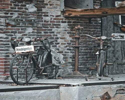 Machines rouillées dans un ancien bâtiment industriel